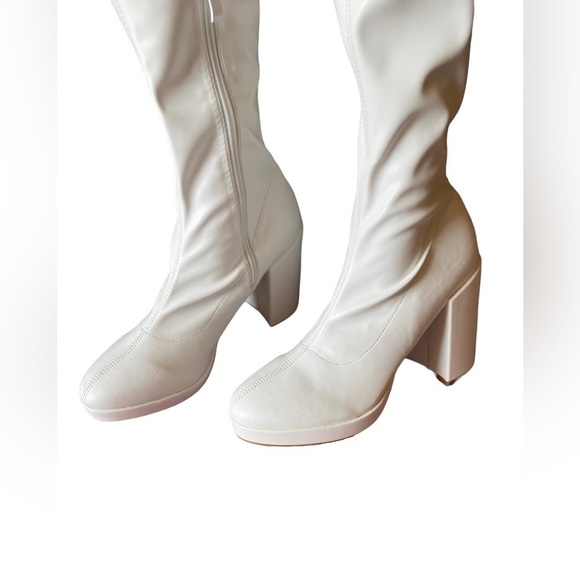 Women’s Hight tight White Boot Faux Leather Size 8 in Excellent Used Condition - Picture 4 of 11